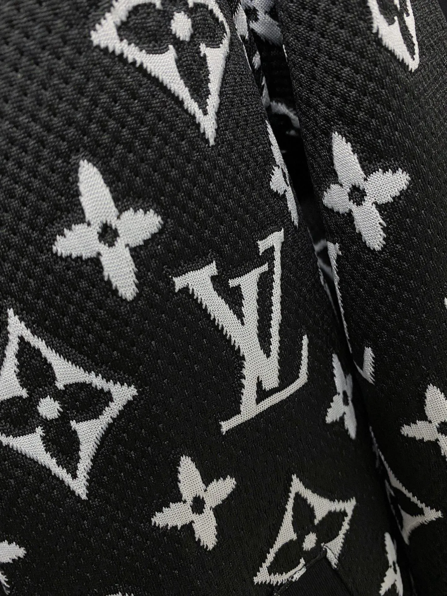 🅿️720 [LV Louis Vuitton] hot-selling suit is coming. Focus on the original version of the official website. 2025 new hot-selling cardigan and sweatshirt suit. The original order is the best. 🇭🇰The meticulous work of top designers. It has a fitting and perfect upper body effect. All-natural high-quality Tencel Roman cotton 100%, close-fitting comfort, noble and elegant! Original hardware embodies elegance and nobility! Counter size: M-3XL (maximum wear up to 190 pounds)